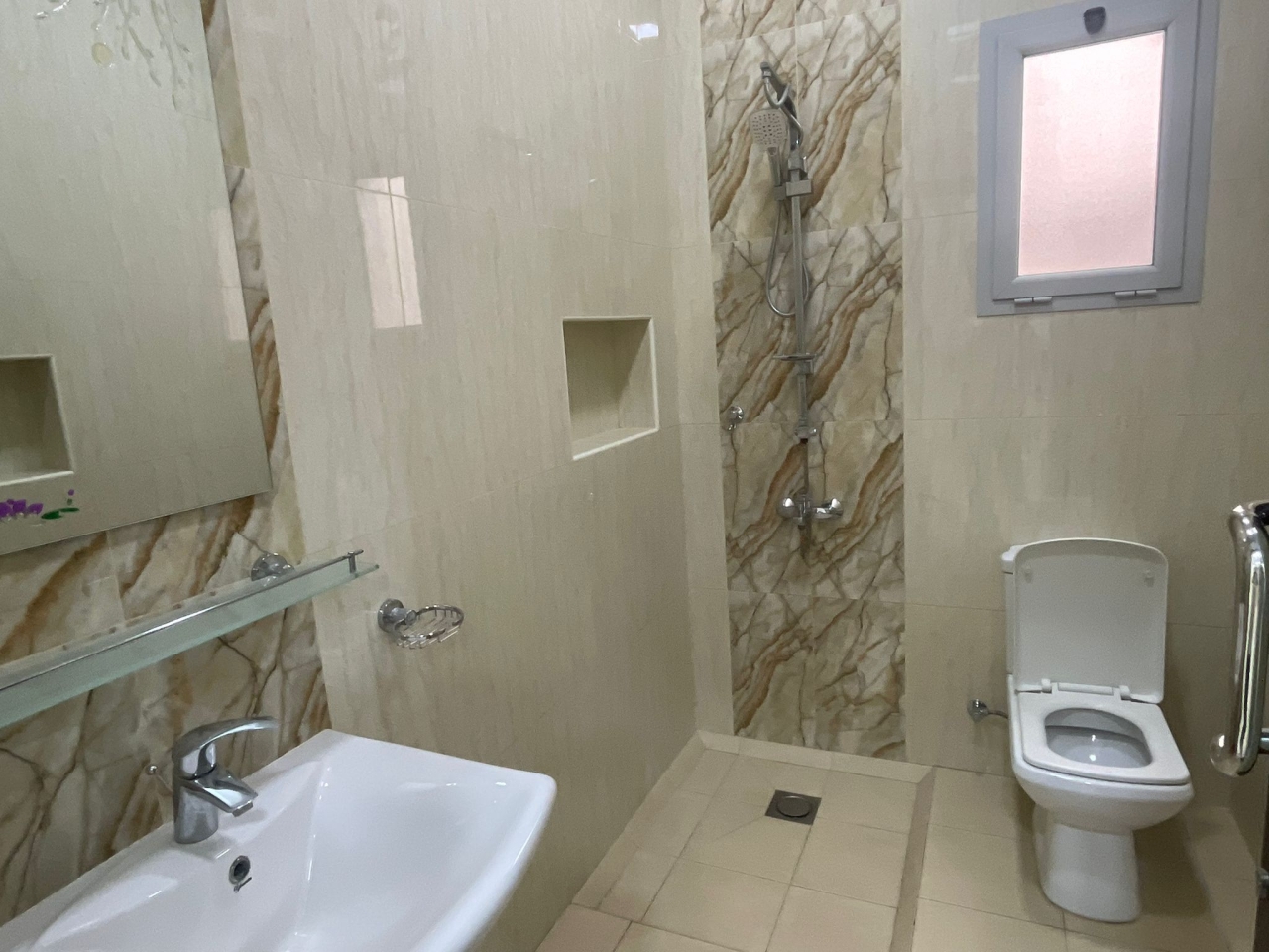 property 472 image 0