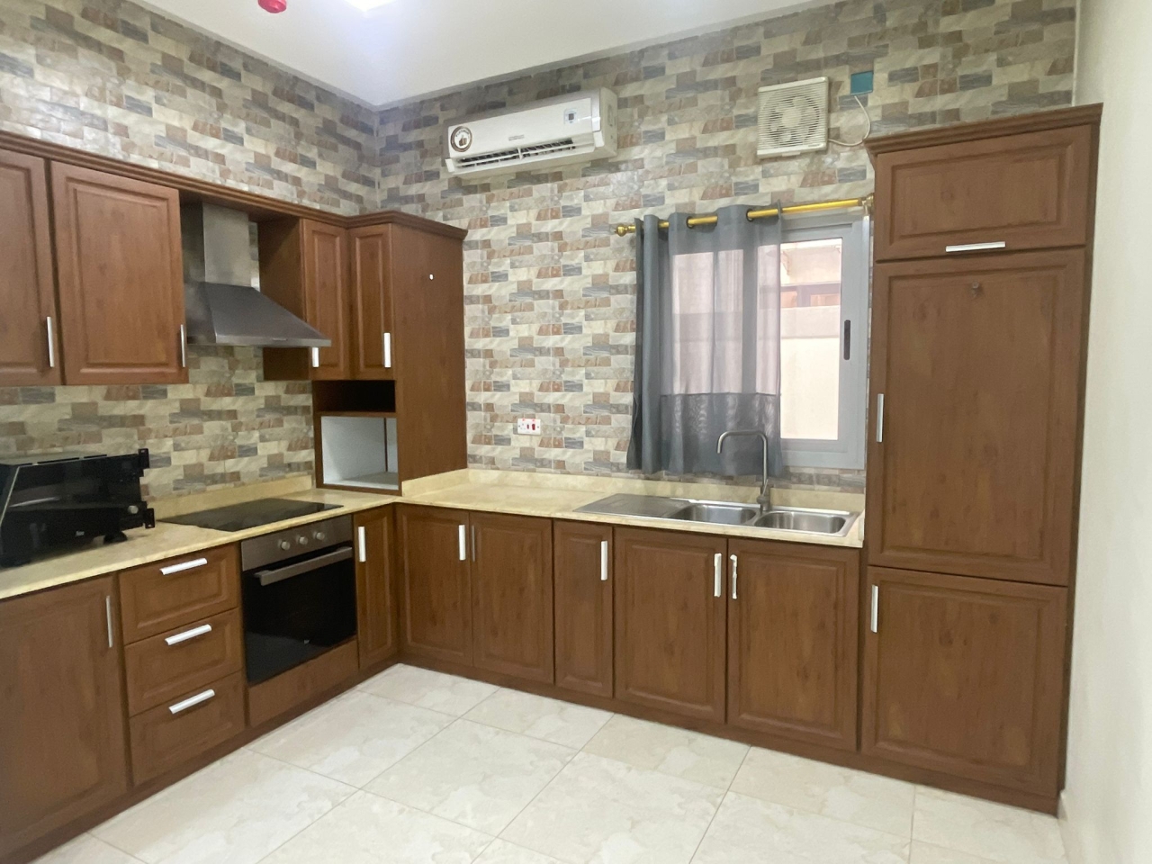 property 472 image 4