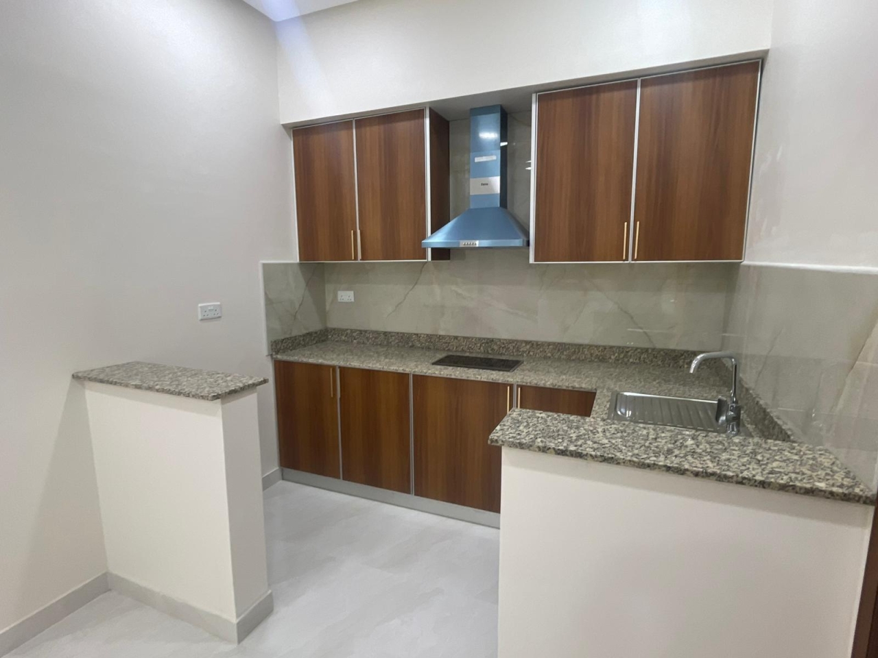 property 492 image 0