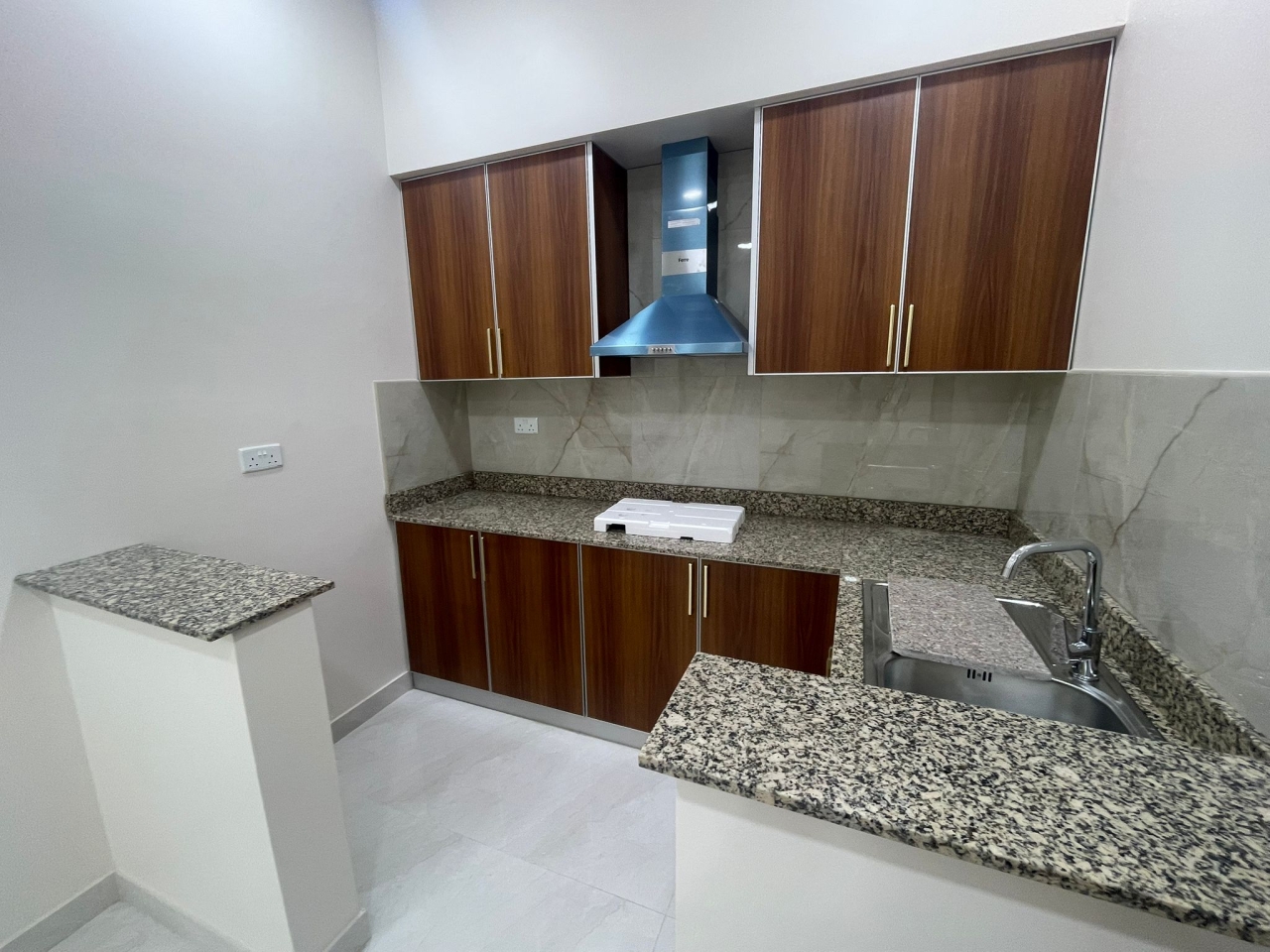 property 496 image 0